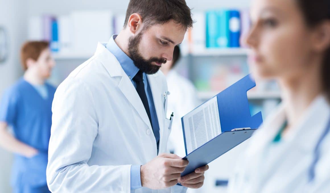 Médico analisando um exame/uma ficha