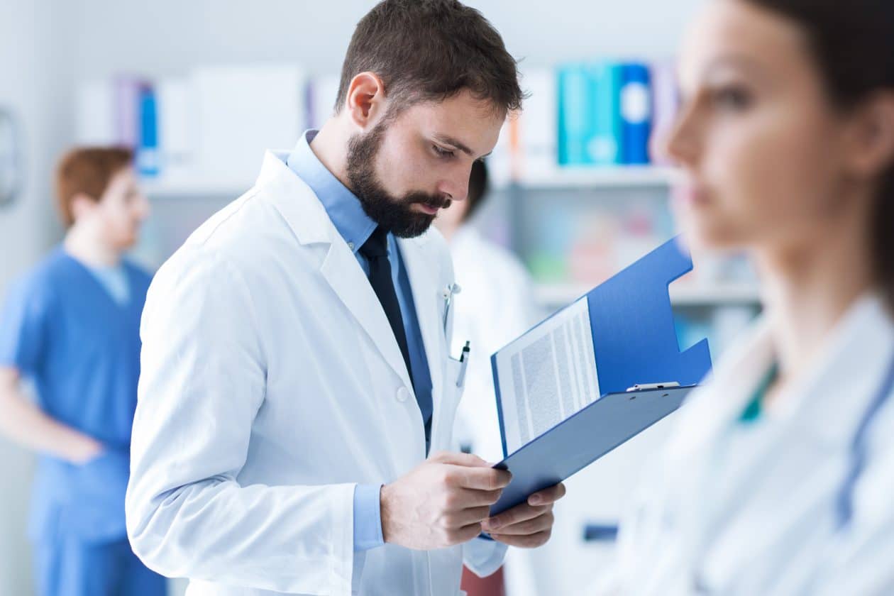 Médico analisando um exame/uma ficha