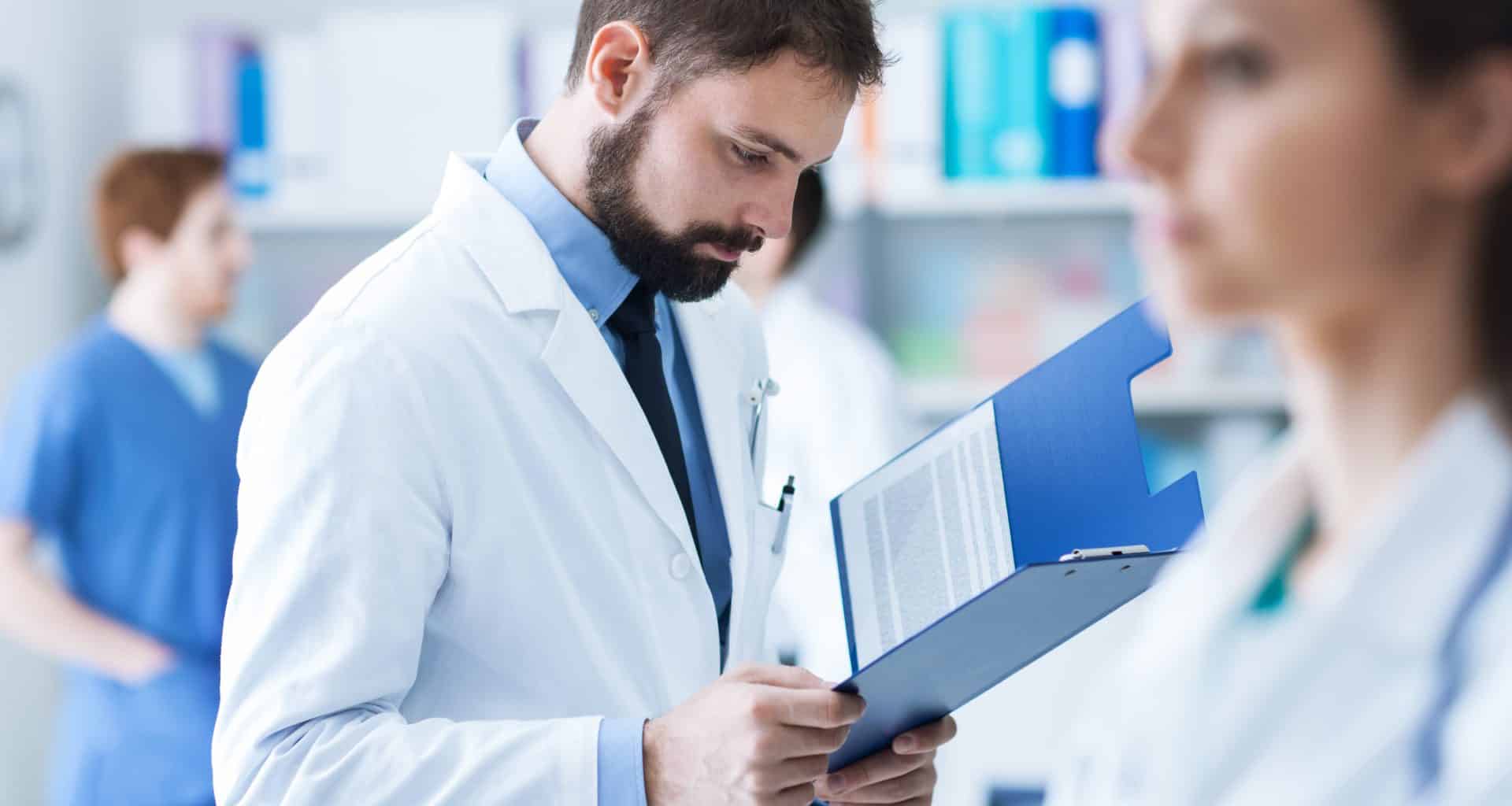 Médico analisando um exame/uma ficha