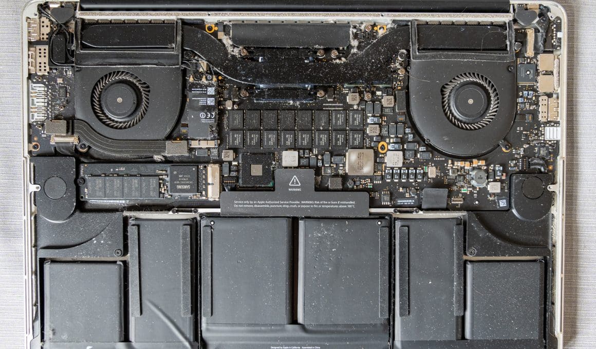 Componentes internos de um MacBook Pro sujo