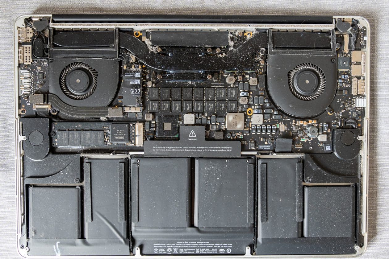Componentes internos de um MacBook Pro sujo