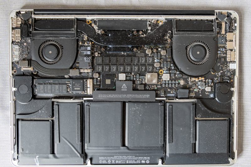 Componentes internos de um MacBook Pro sujo