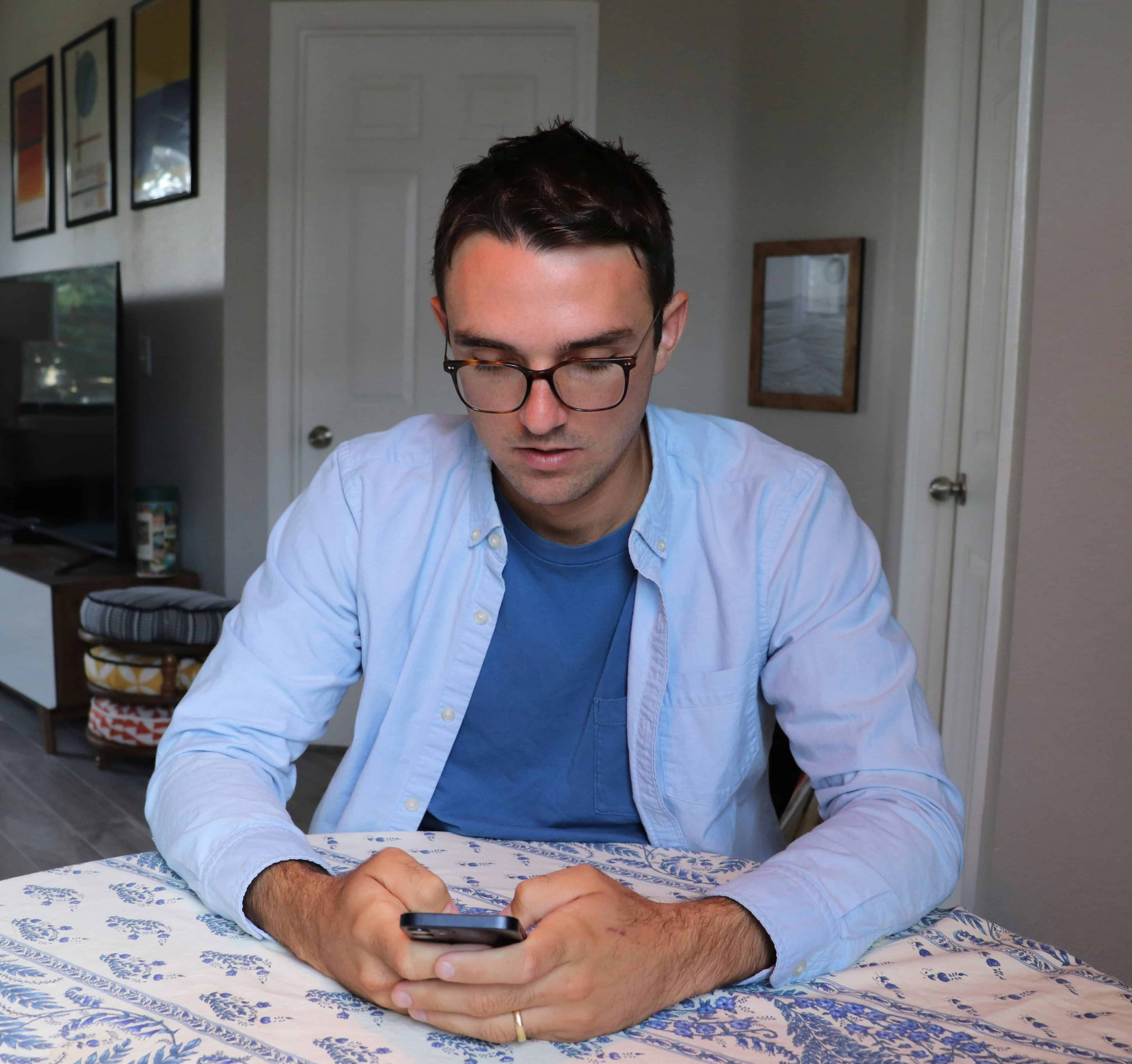 Homem usando um iPhone