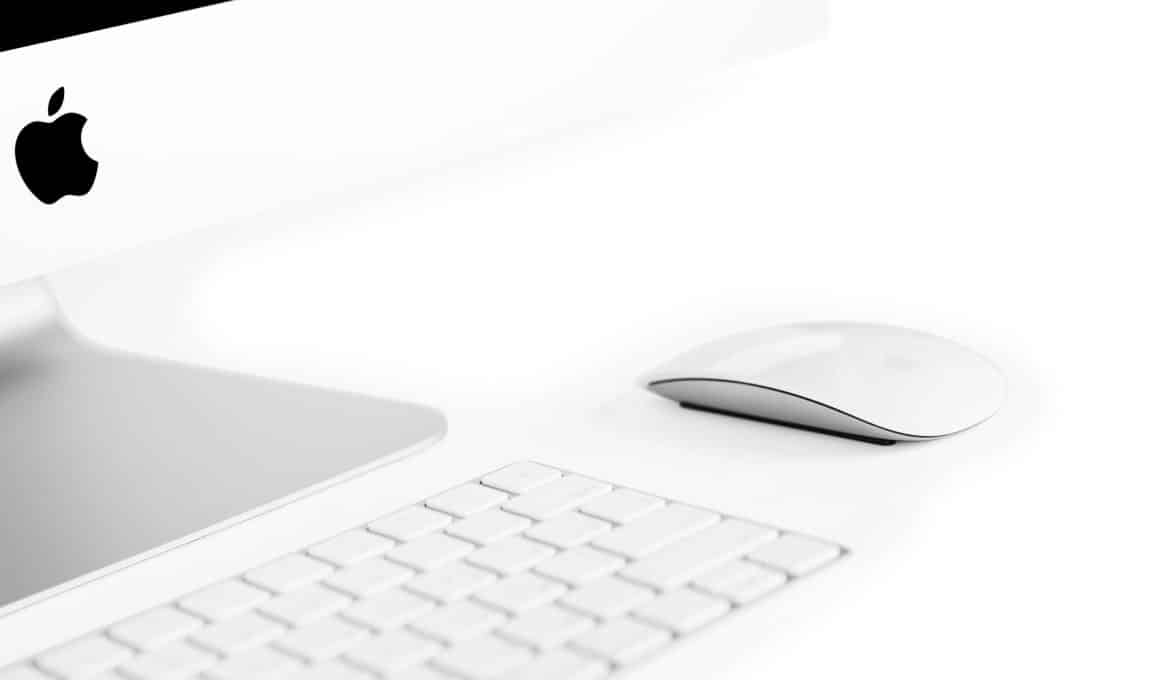 iMac com Magic Keyboard e Magic Mouse em fundo branco
