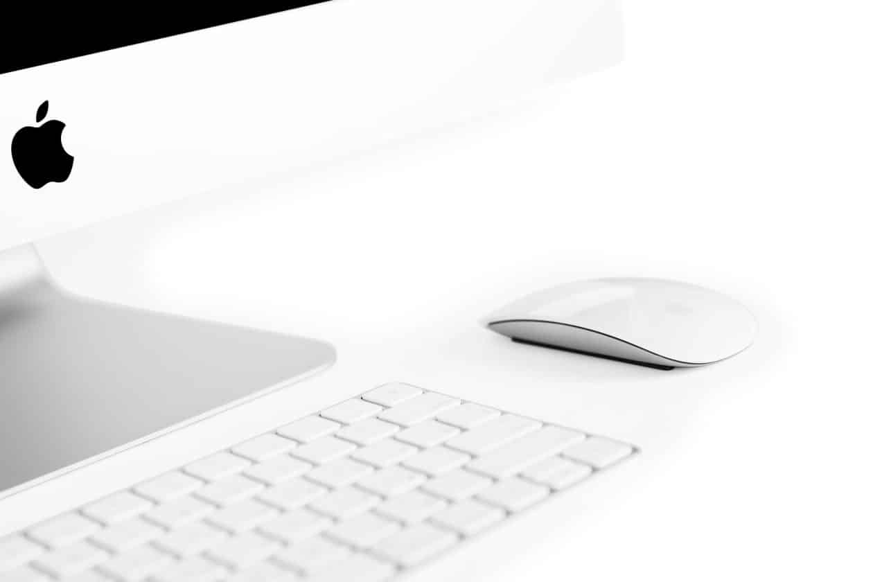 iMac com Magic Keyboard e Magic Mouse em fundo branco