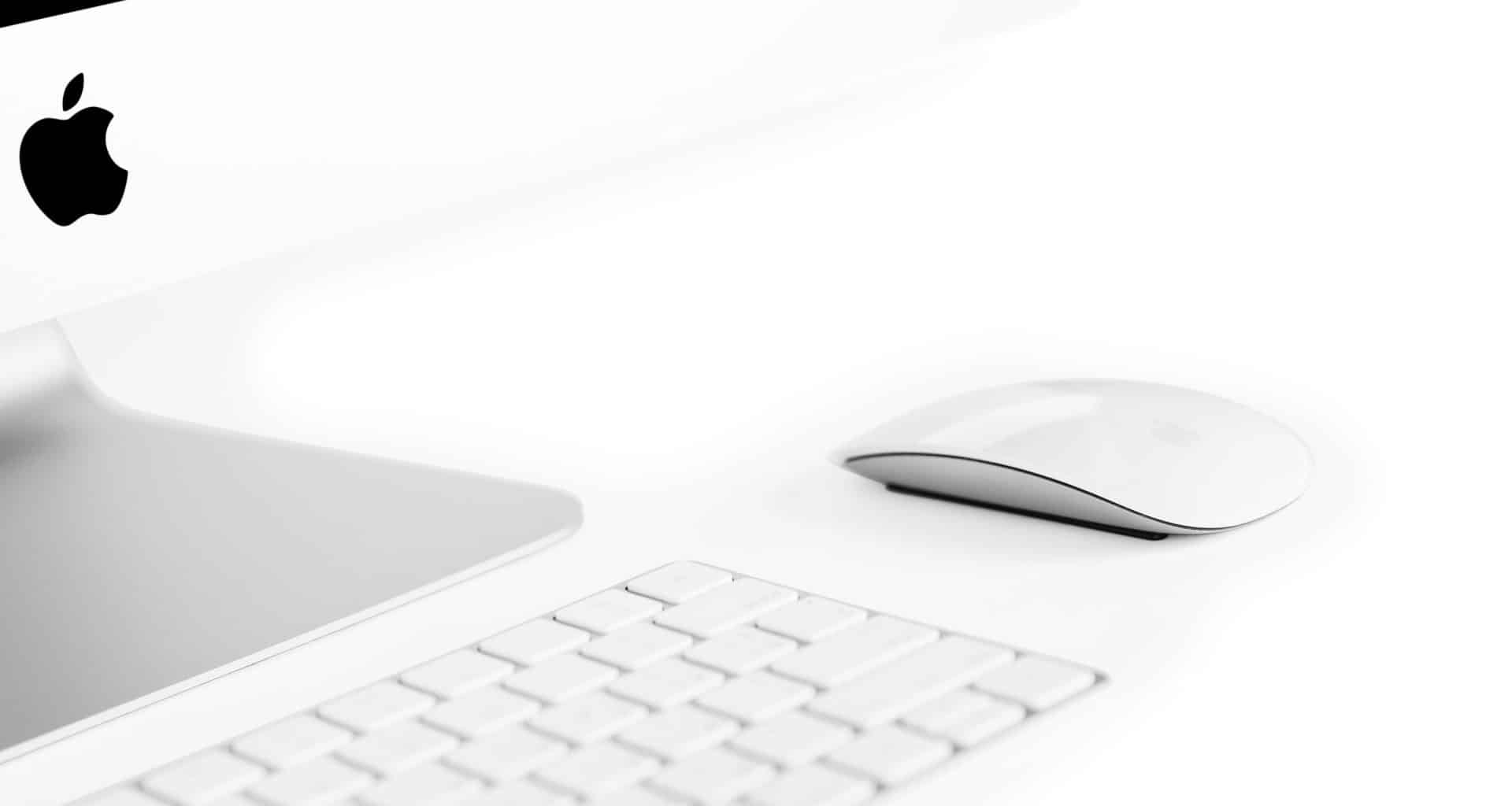 iMac com Magic Keyboard e Magic Mouse em fundo branco