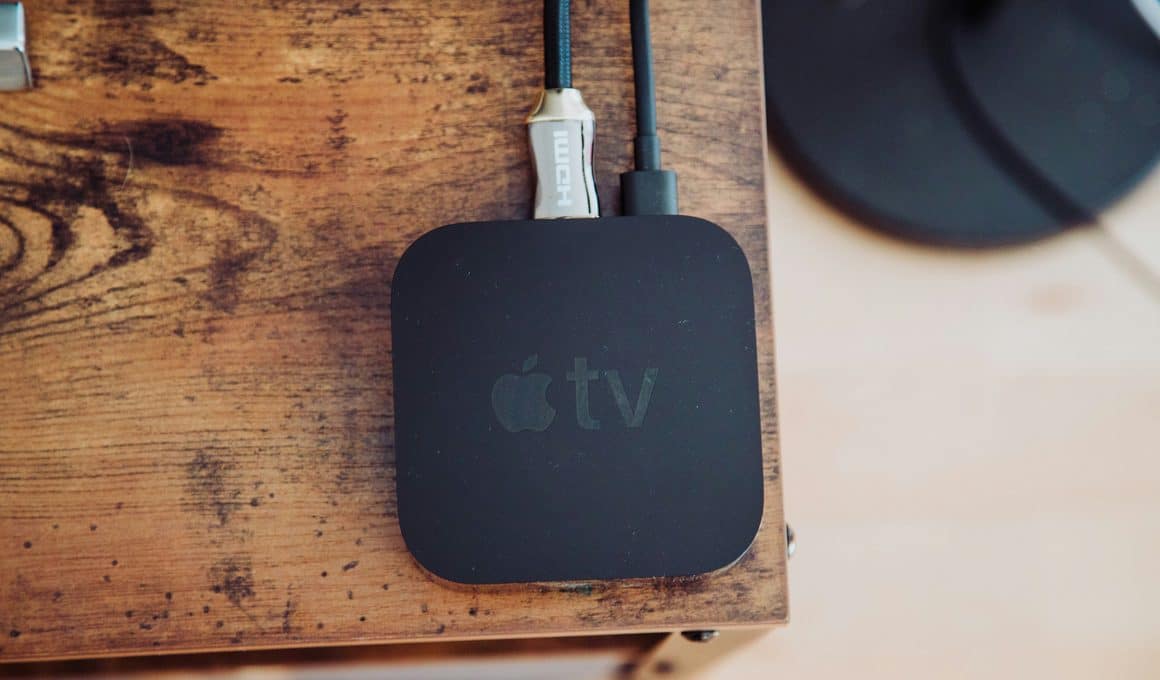 Apple TV em cima de uma mesa de madeira
