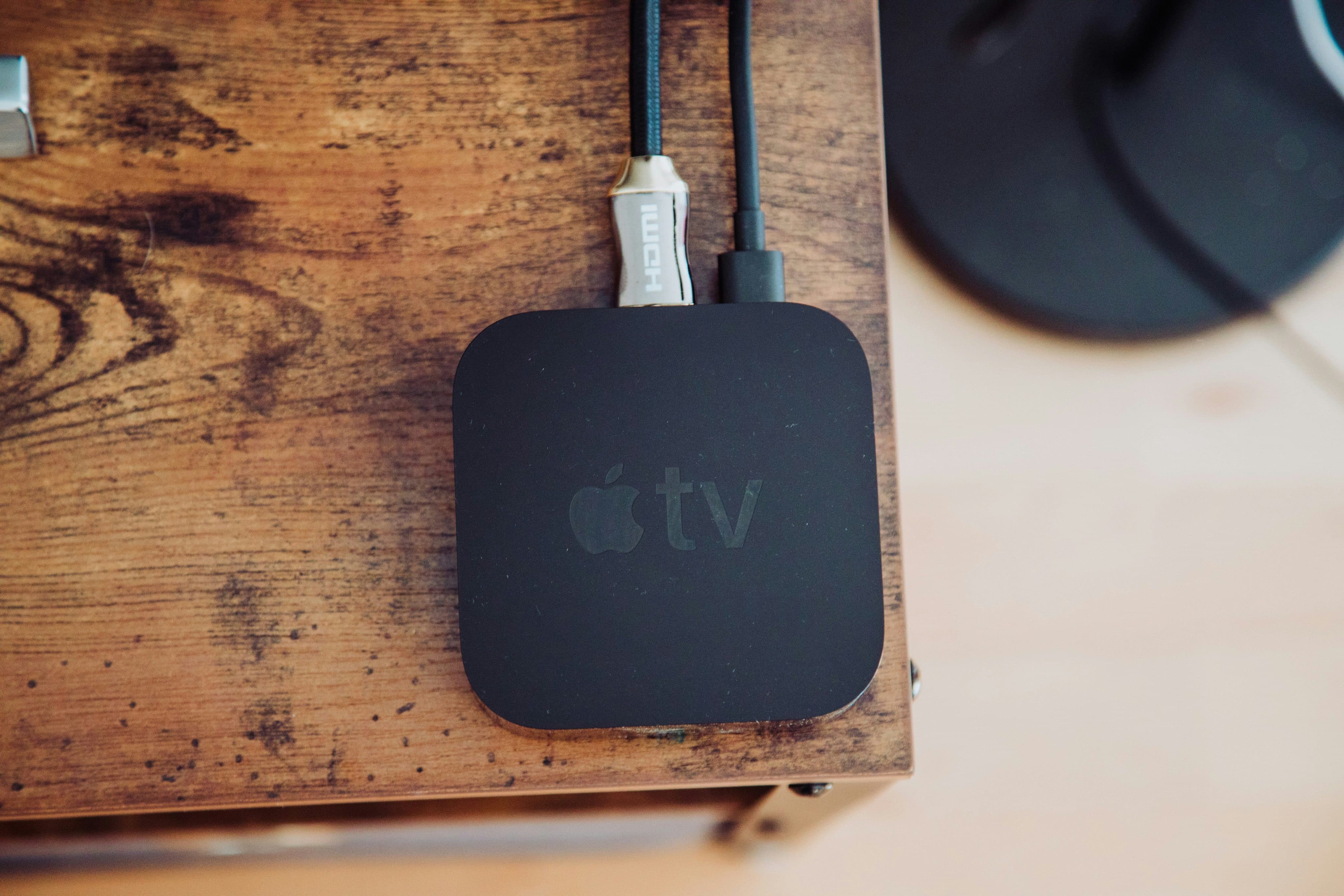 Apple TV em cima de uma mesa de madeira