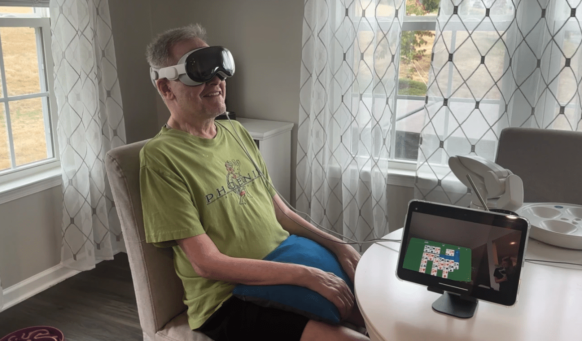 Homem usando implante para interagir com o seu Apple Vision Pro