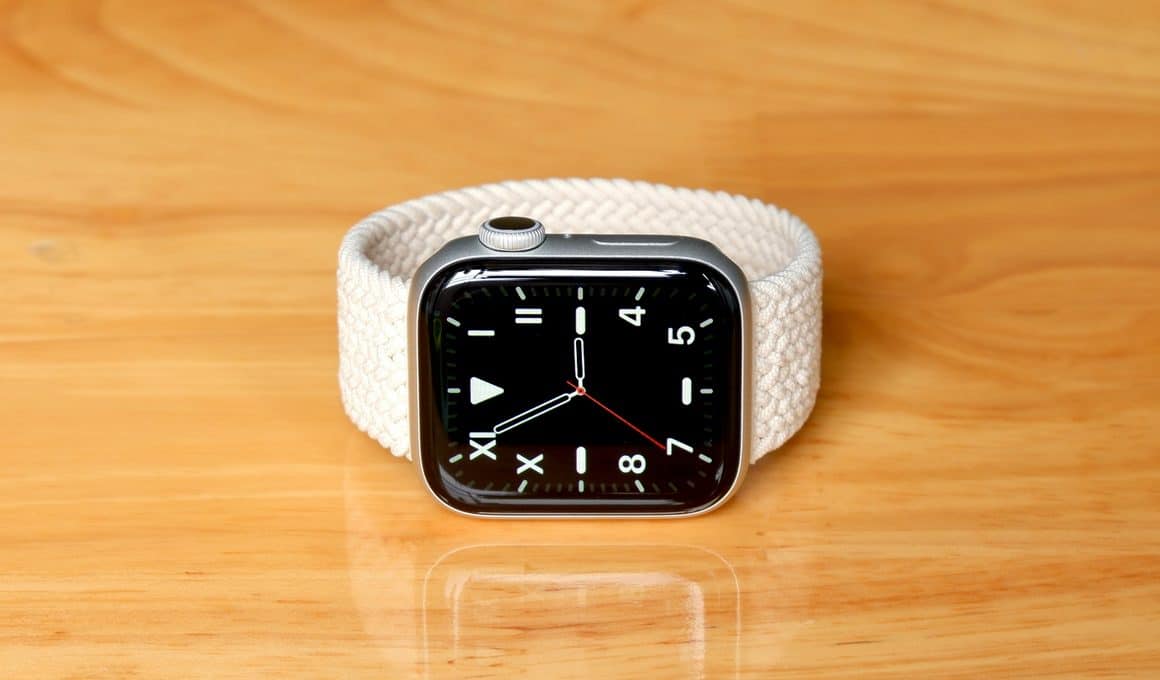 Apple Watch em cima de uma mesa de madeira