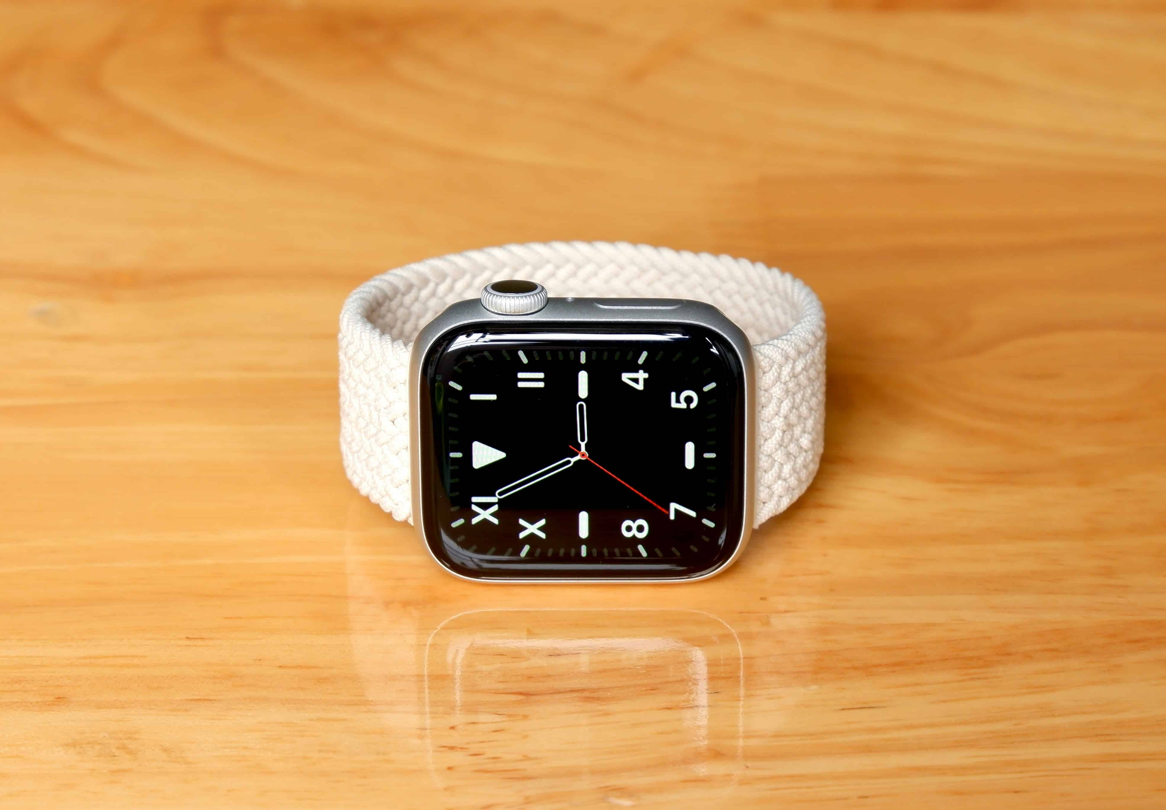 Apple Watch em cima de uma mesa de madeira