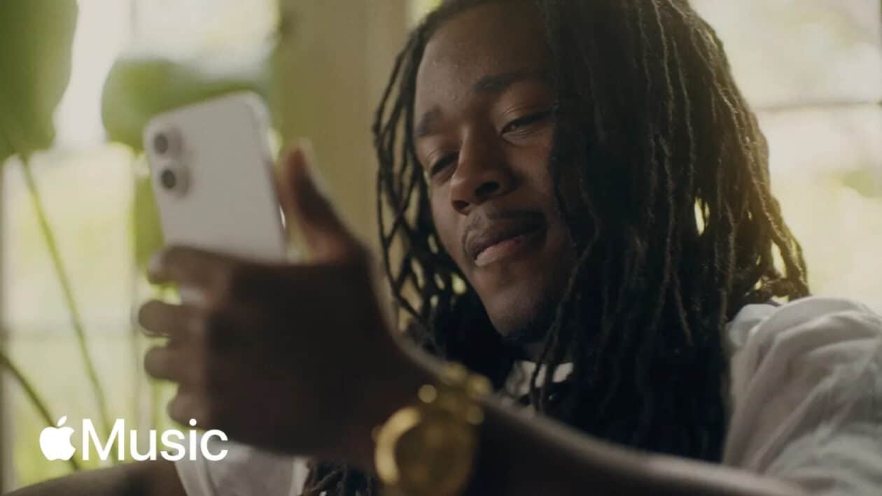Vídeo do Apple Music destacando a Reposta Tátil da Música