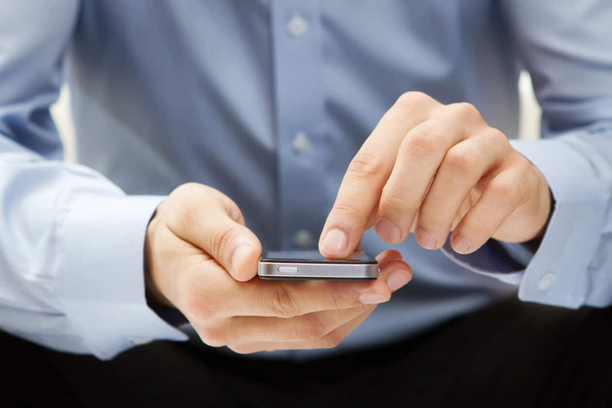 Homem usando iPhone antigo
