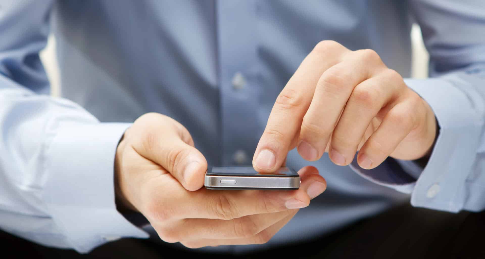 Homem usando iPhone antigo