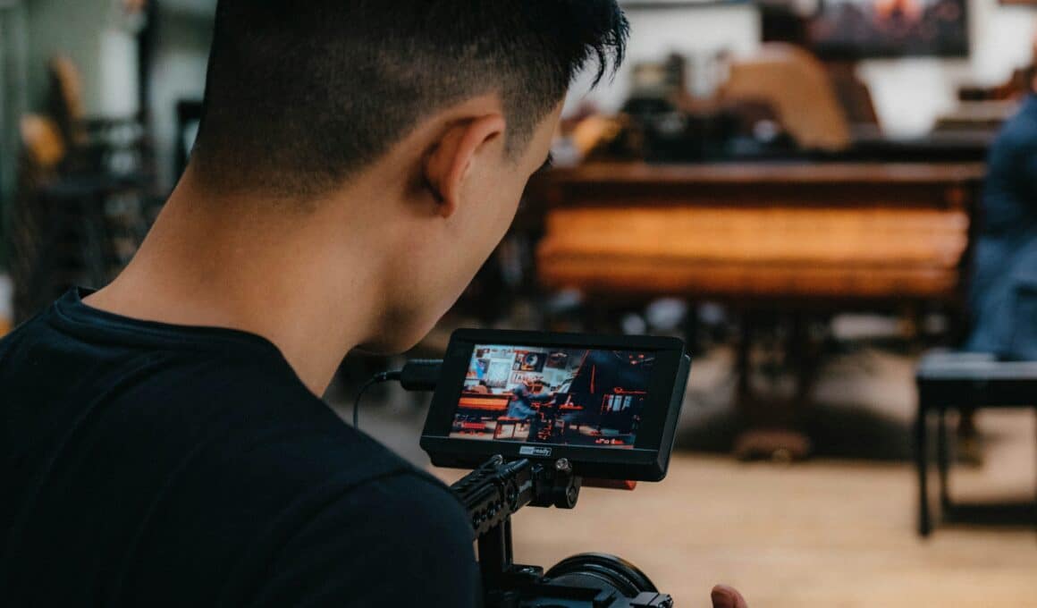 Homem filmando