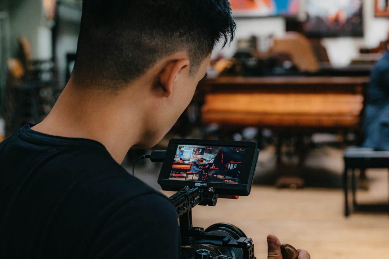 Homem filmando