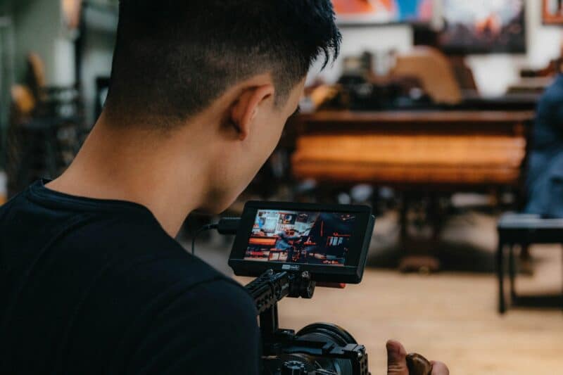 Homem filmando