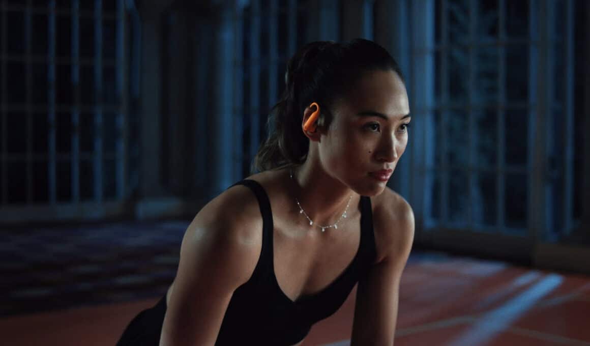 Zheng Qinwen em comercial dos Powerbeats Pro 2