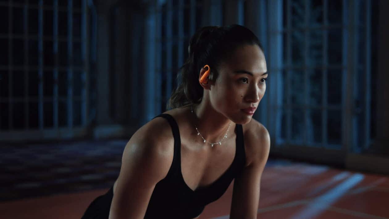 Zheng Qinwen em comercial dos Powerbeats Pro 2