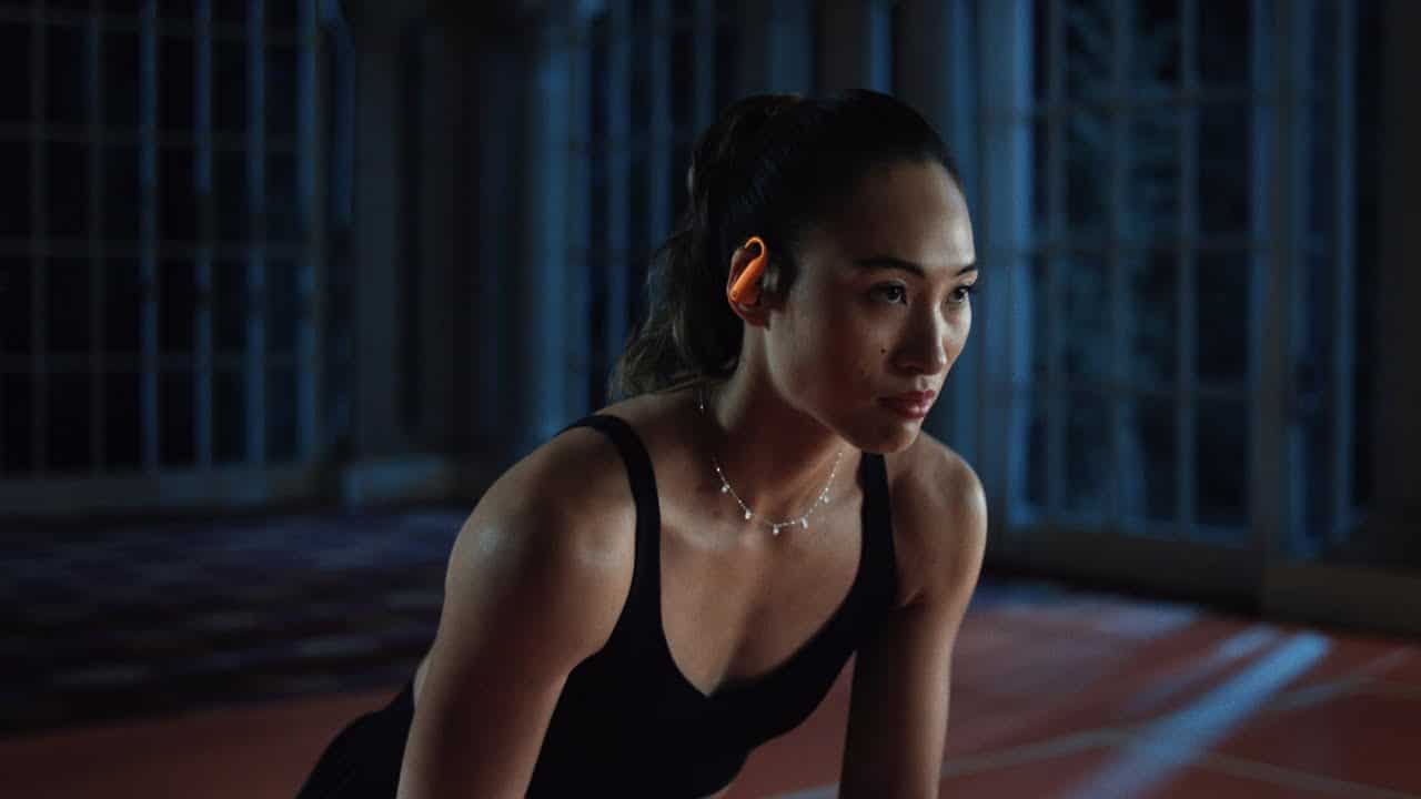 Zheng Qinwen em comercial dos Powerbeats Pro 2