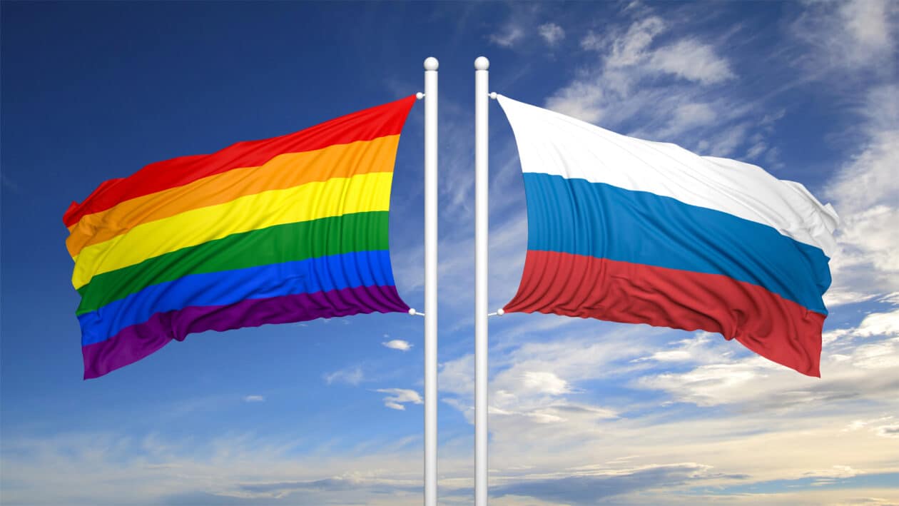 Bandeira da Rússia e bandeira da comunidade LGBT