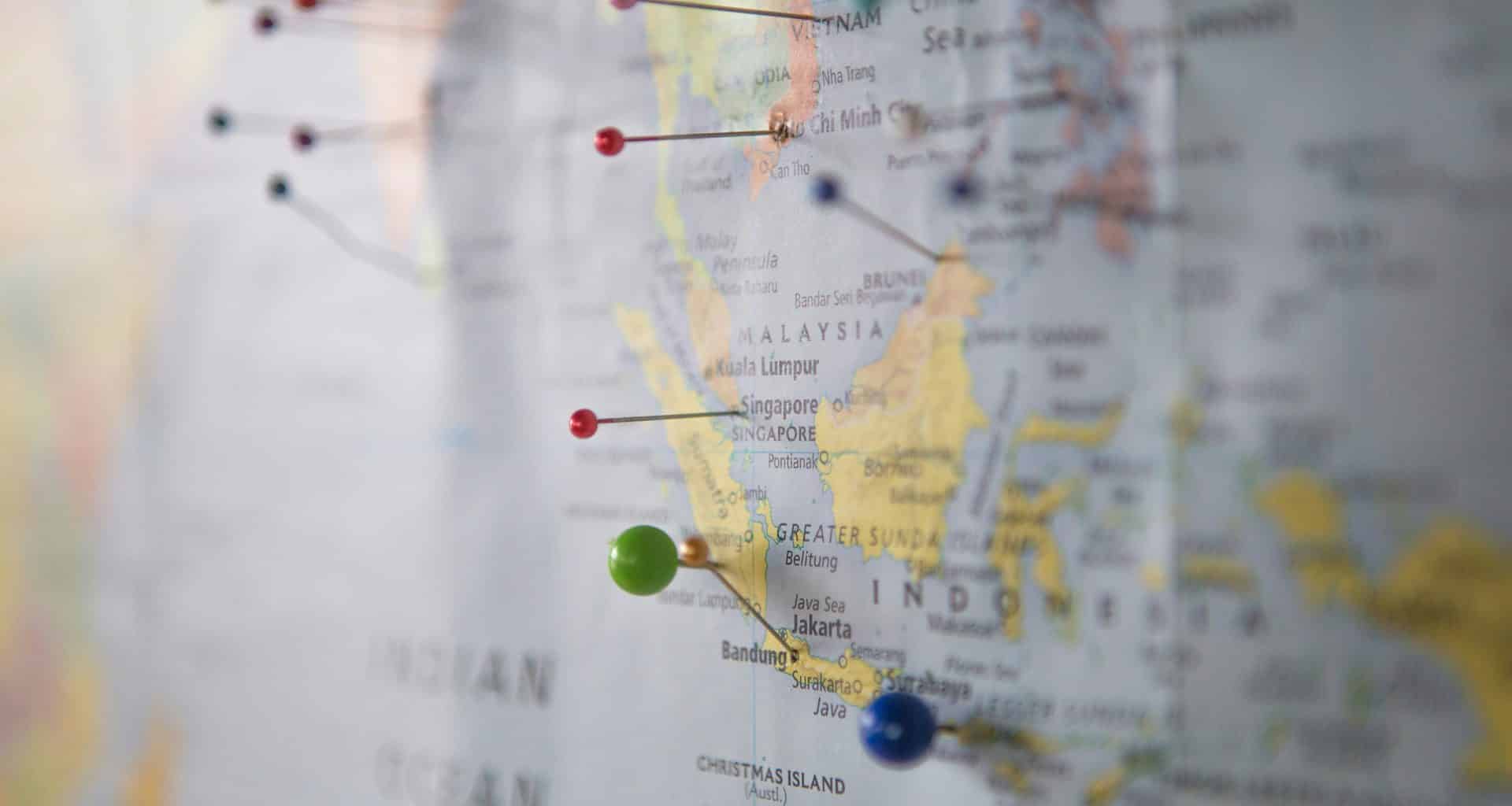 Mapa com alfinetes