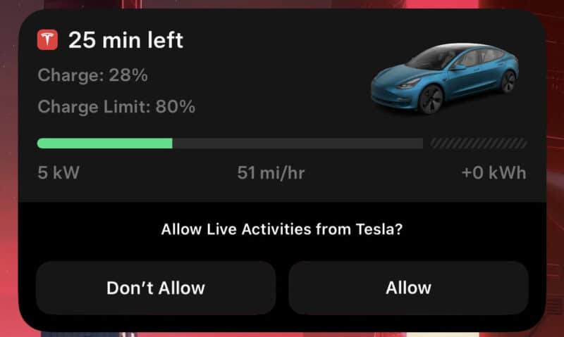 Atividade ao Vivo (Live Activity) do app Tesla no iOS