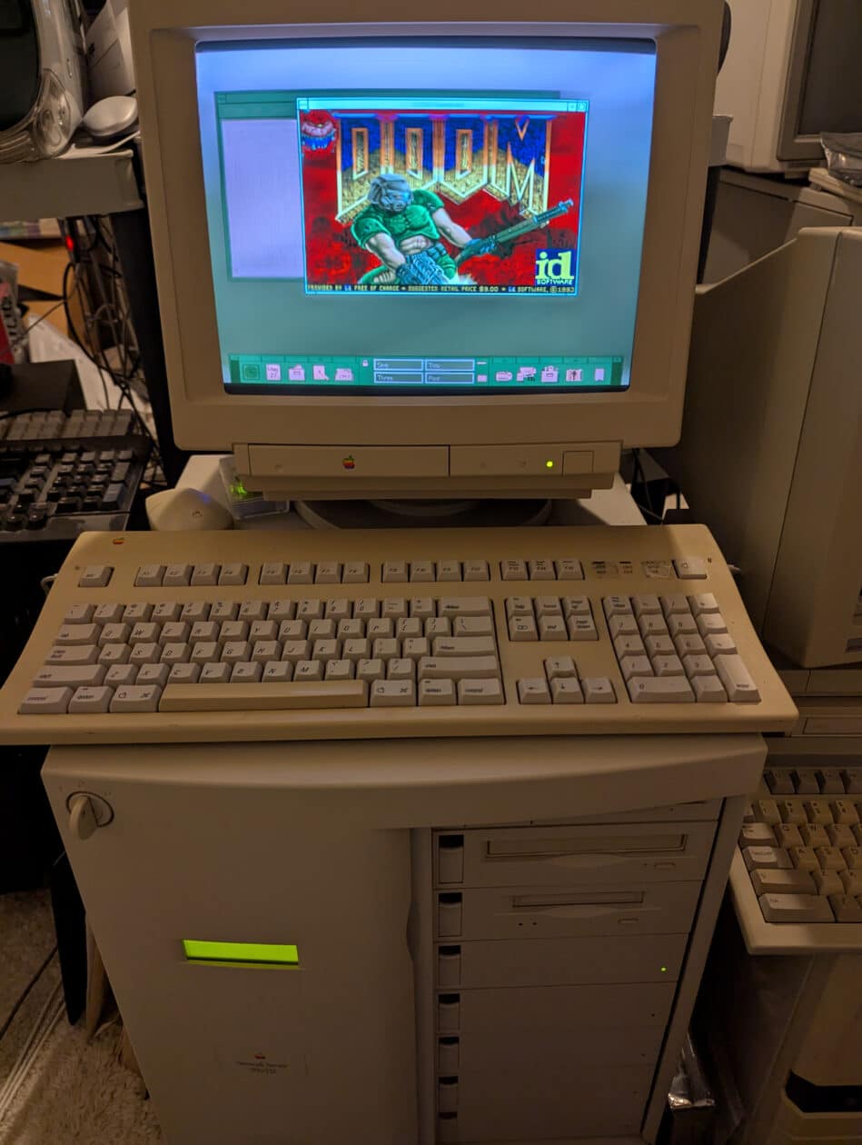 Jogo DOOM rodando no Apple Network Server