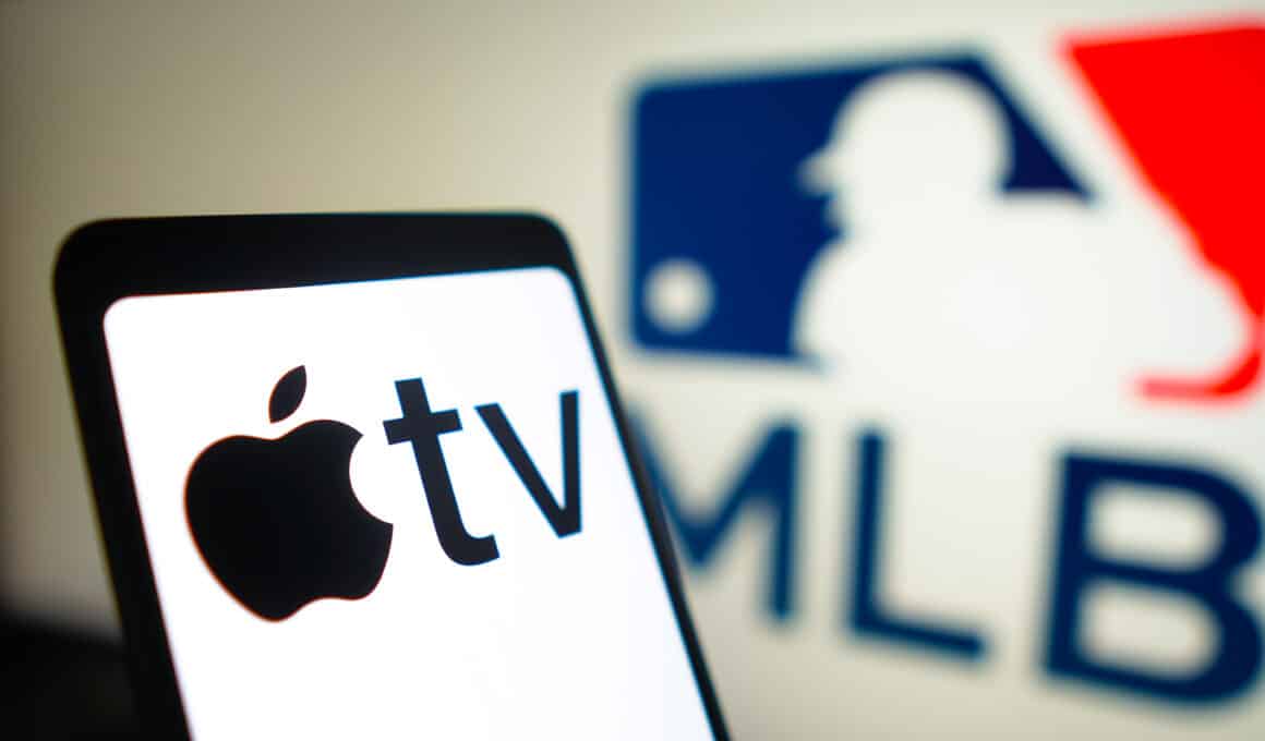 Logo do Apple TV+ sobre o do MLB (Major League Baseball)