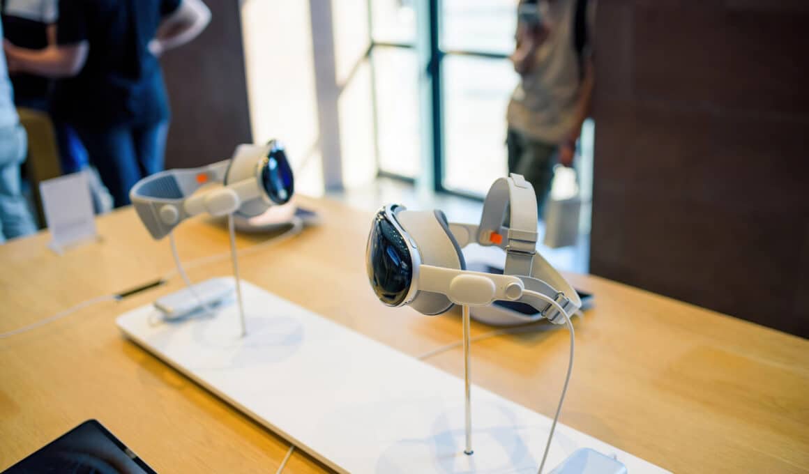 Apple Vision Pro exposto em Apple Store