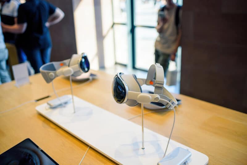 Apple Vision Pro exposto em Apple Store