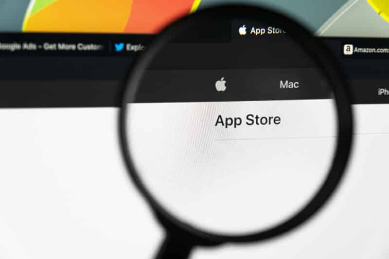 App Store e logo da Apple sob lupa
