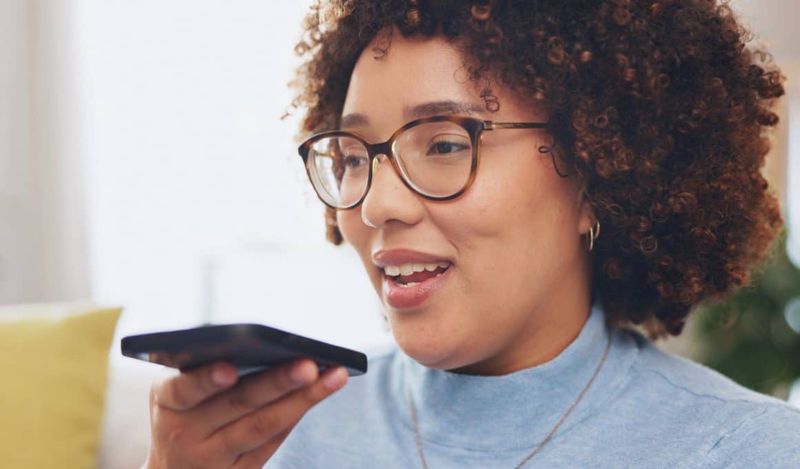 Mulher falando enquanto segura um telefone