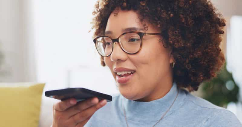 Mulher falando enquanto segura um telefone