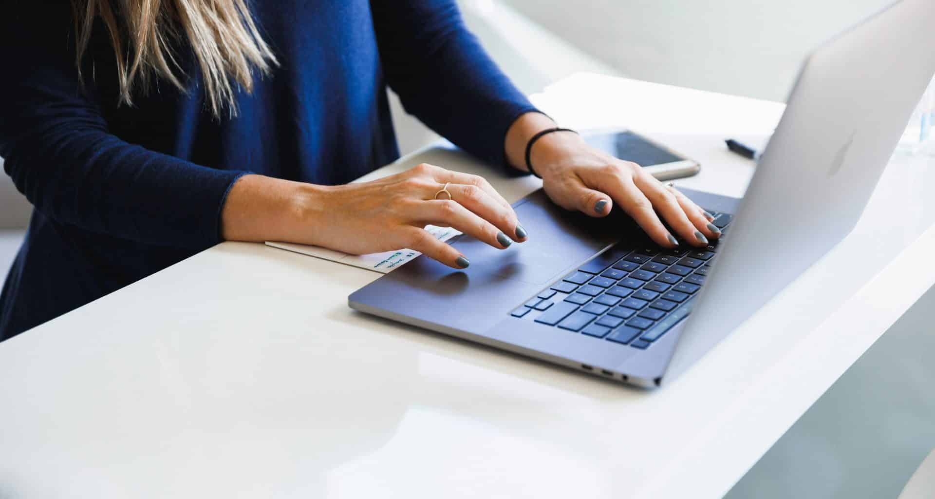 Mulher digitando no Mac