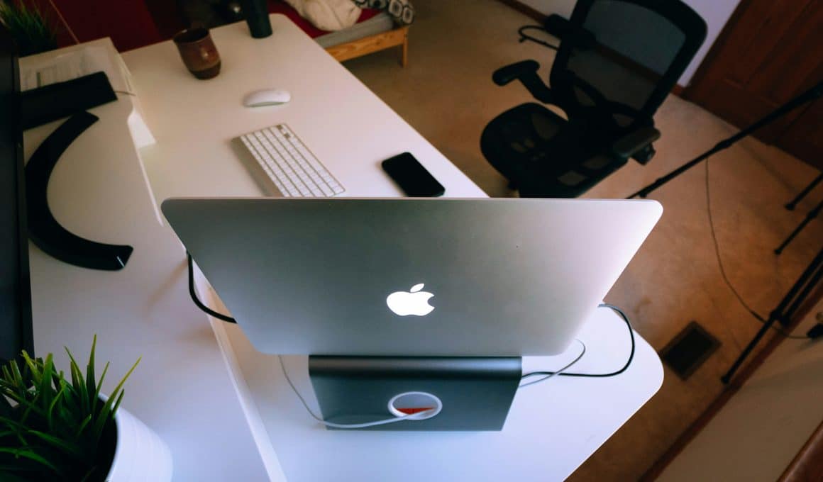 Mac em uma mesa de trabalho