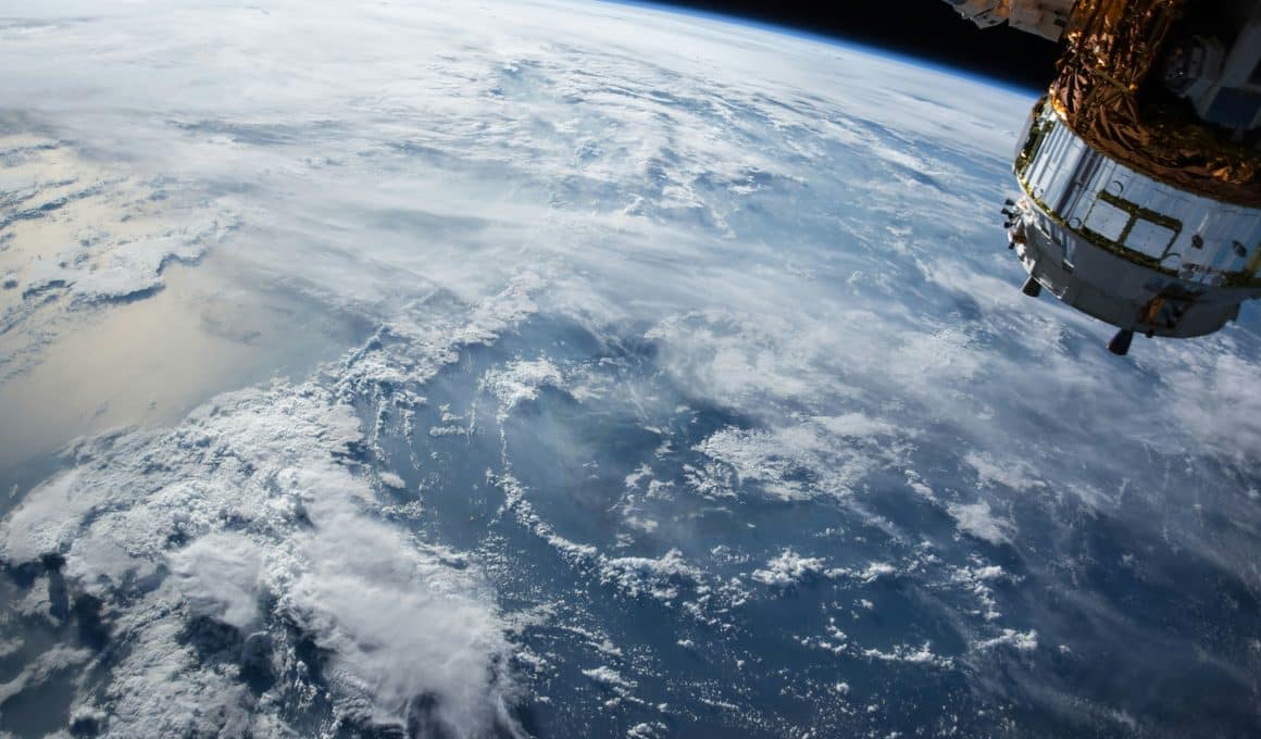 Satélite no espaço