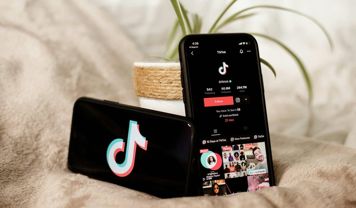 iPhones com o TikTok aberto