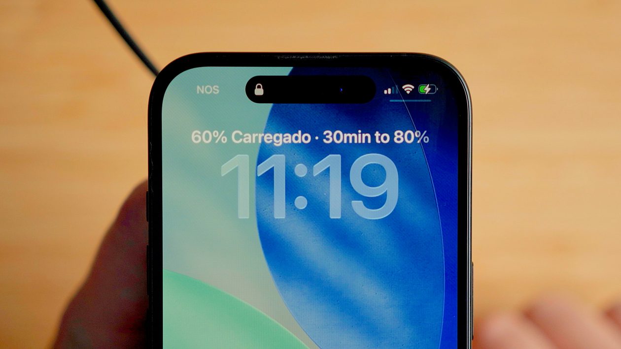Vídeo: iOS 26 finalmente vai mostrar em quanto tempo seu iPhone recarregará!