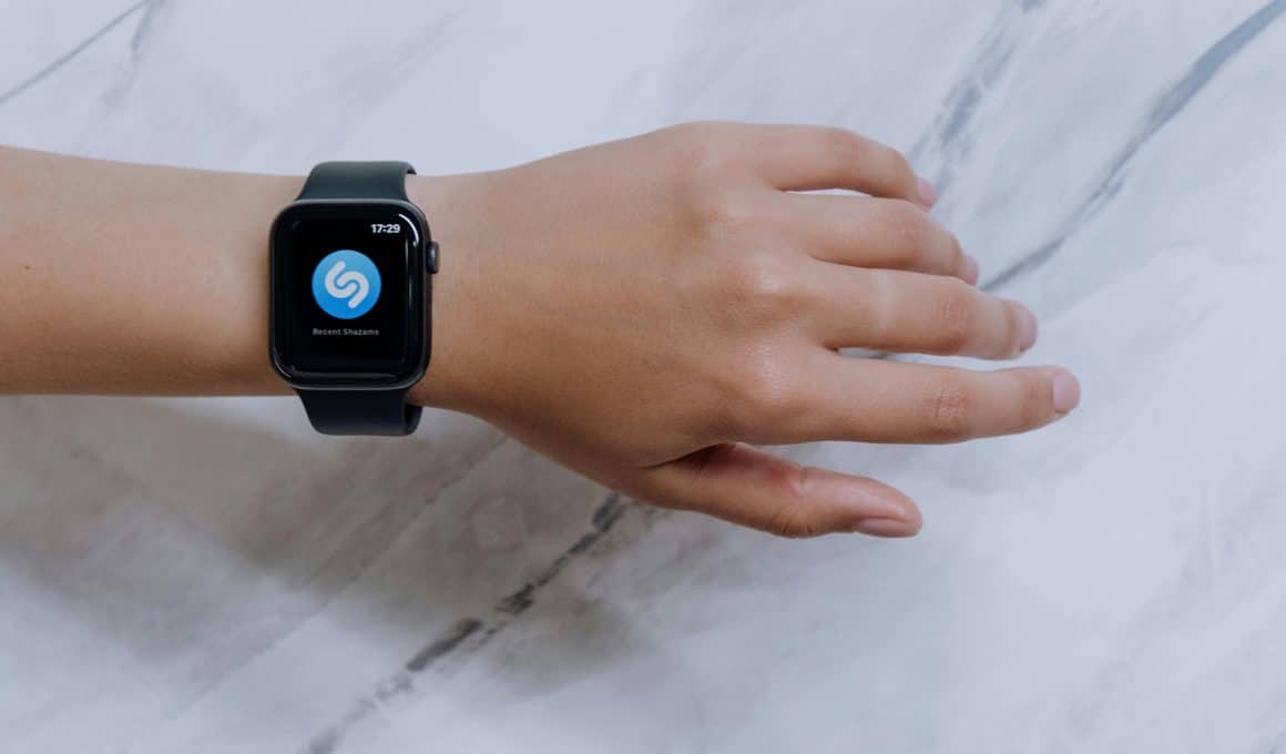 Apple Watch com o Shazam aberto