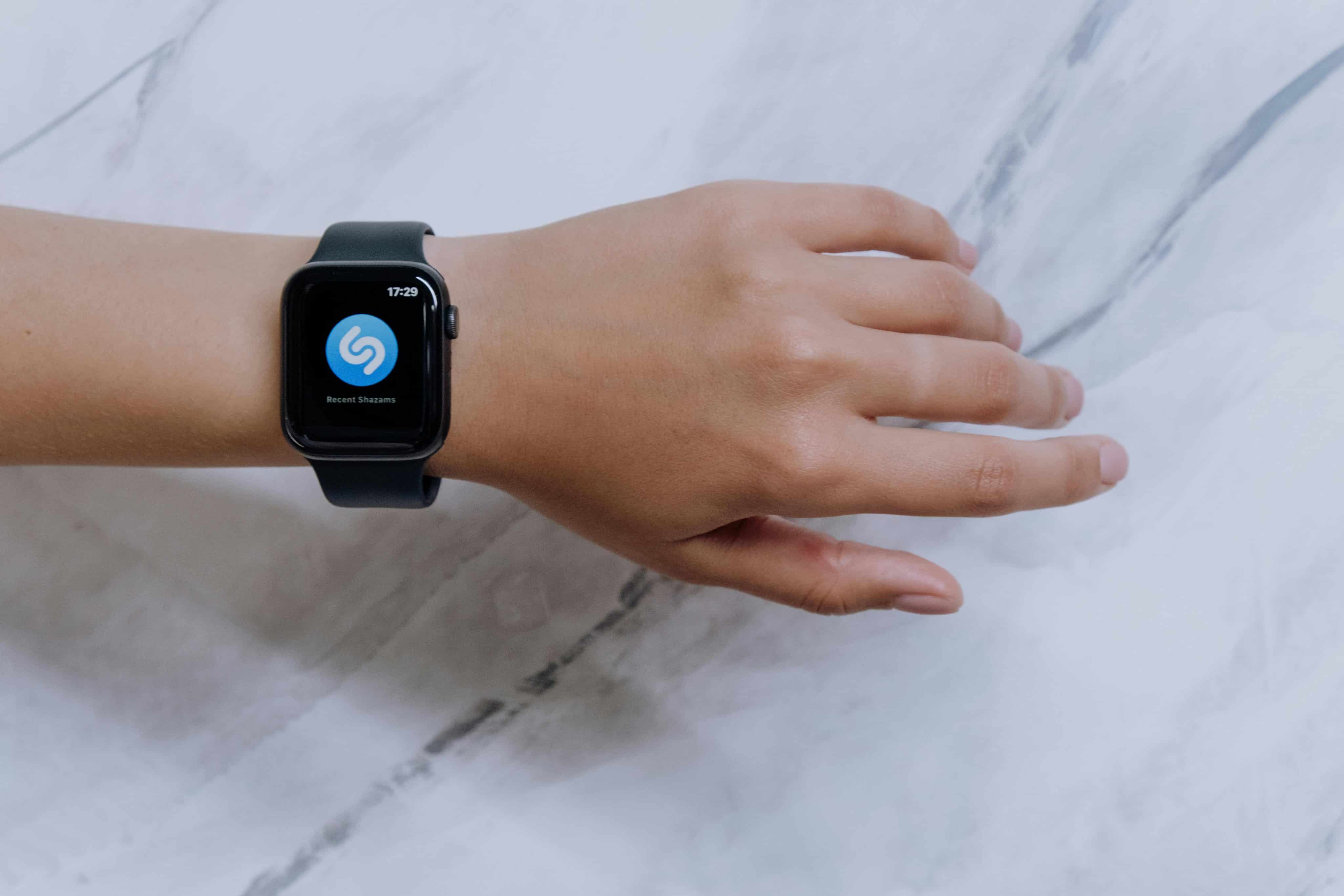 Apple Watch com o Shazam aberto