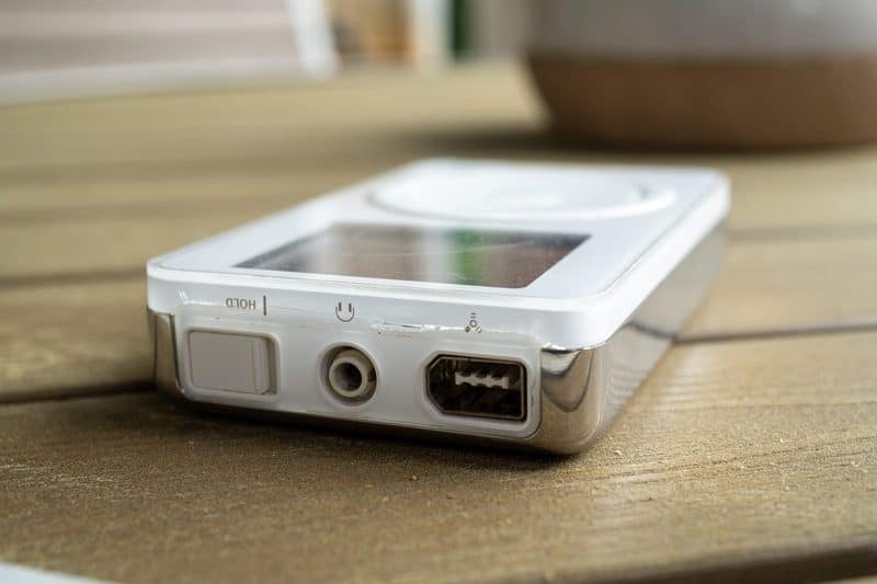 iPod antigo com o conector FireWire