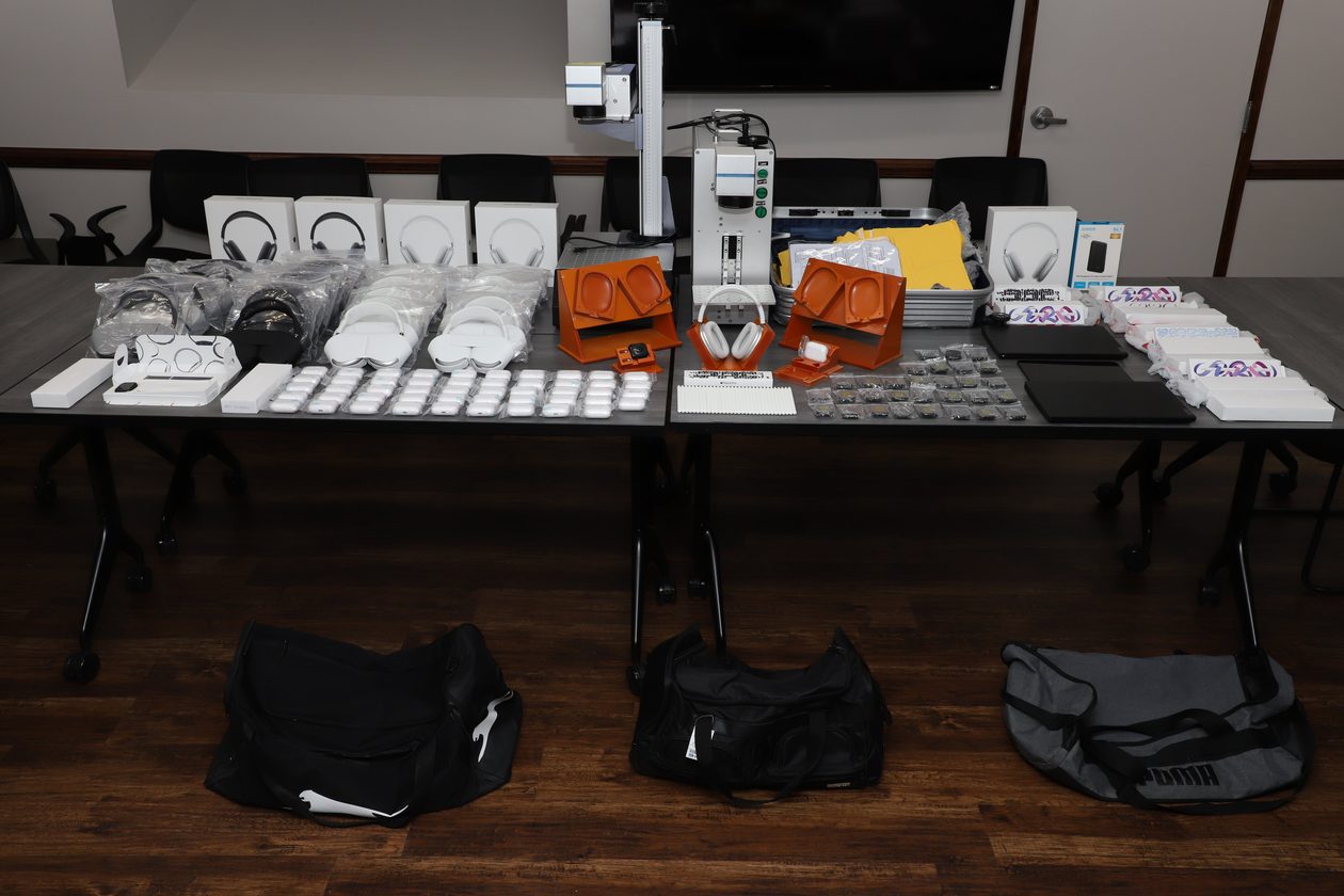 Homem é preso por vender produtos falsificados da Apple em loja nos EUA