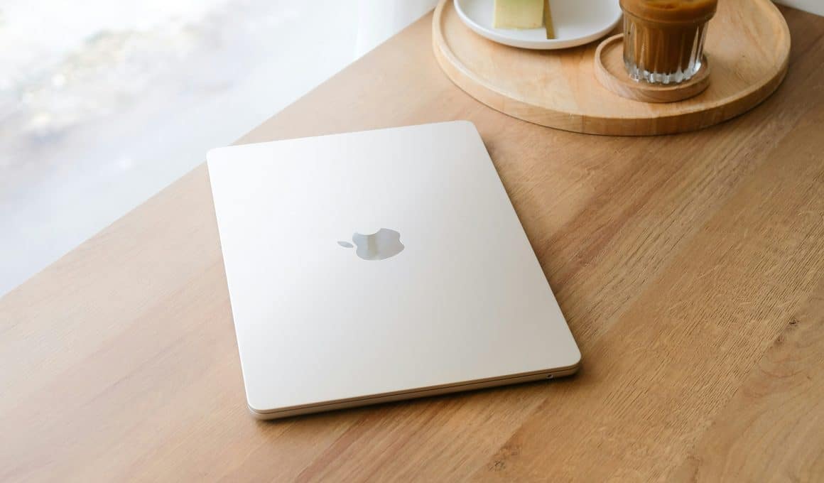 MacBook Air em cima de uma mesa