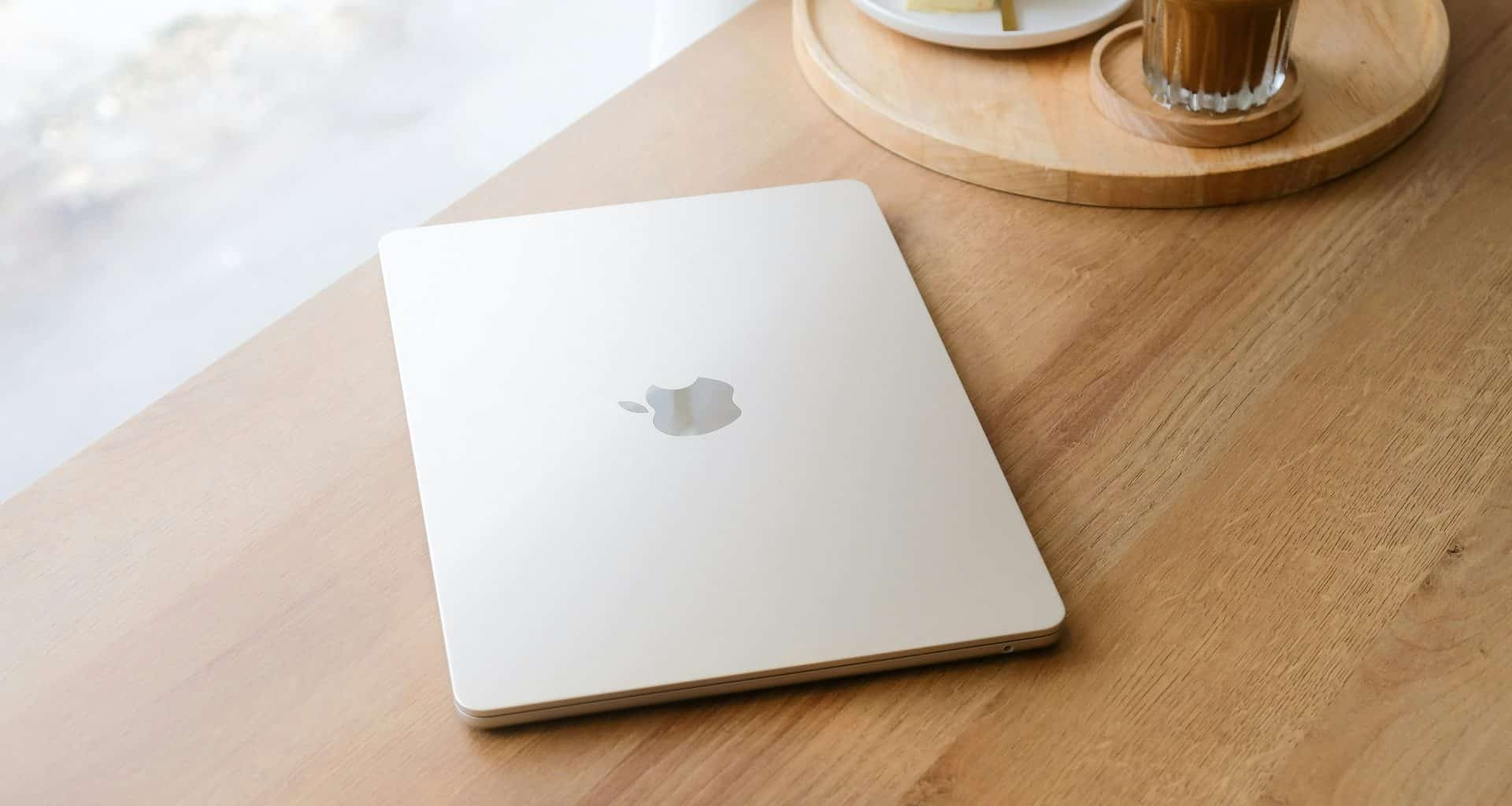 MacBook Air em cima de uma mesa