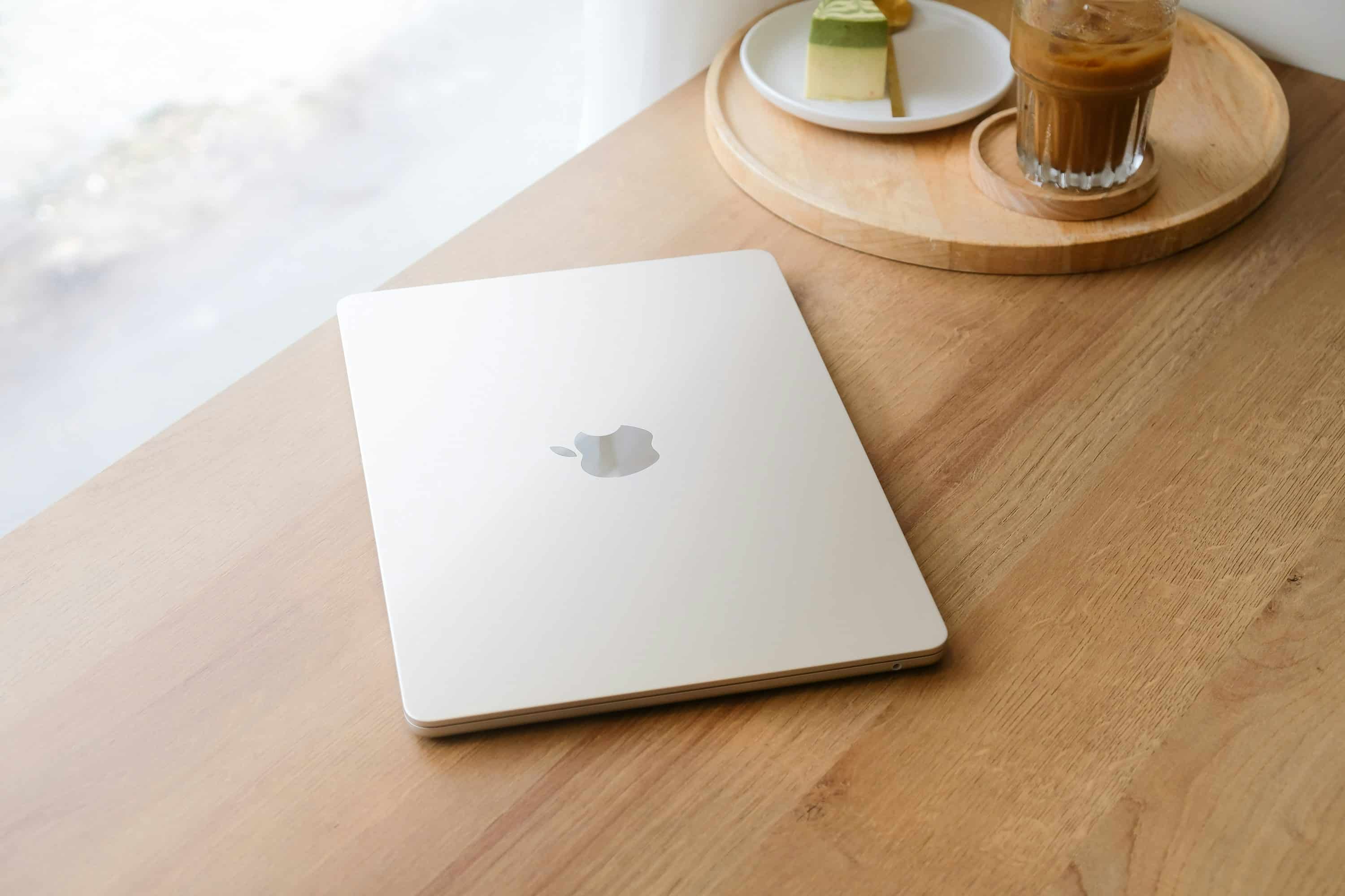 MacBook Air em cima de uma mesa