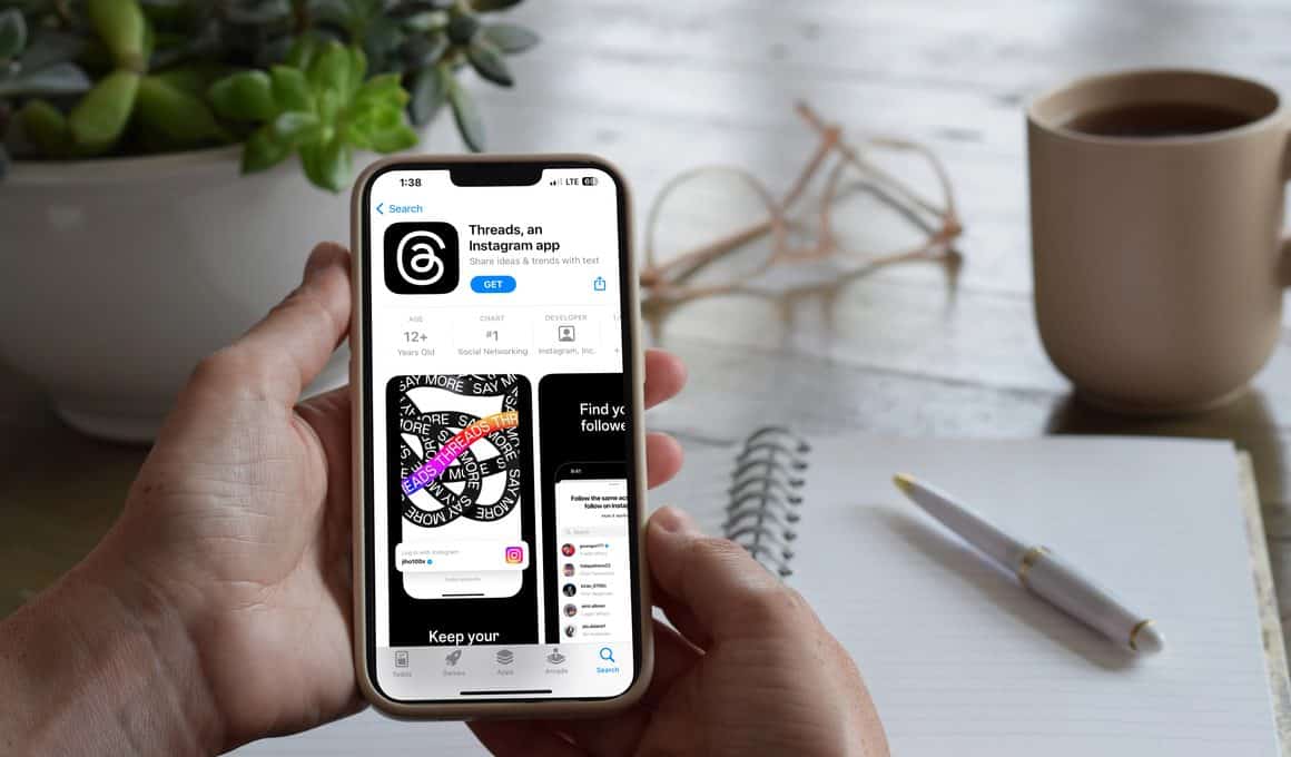iPhone com a página do Threads na App Store aberta