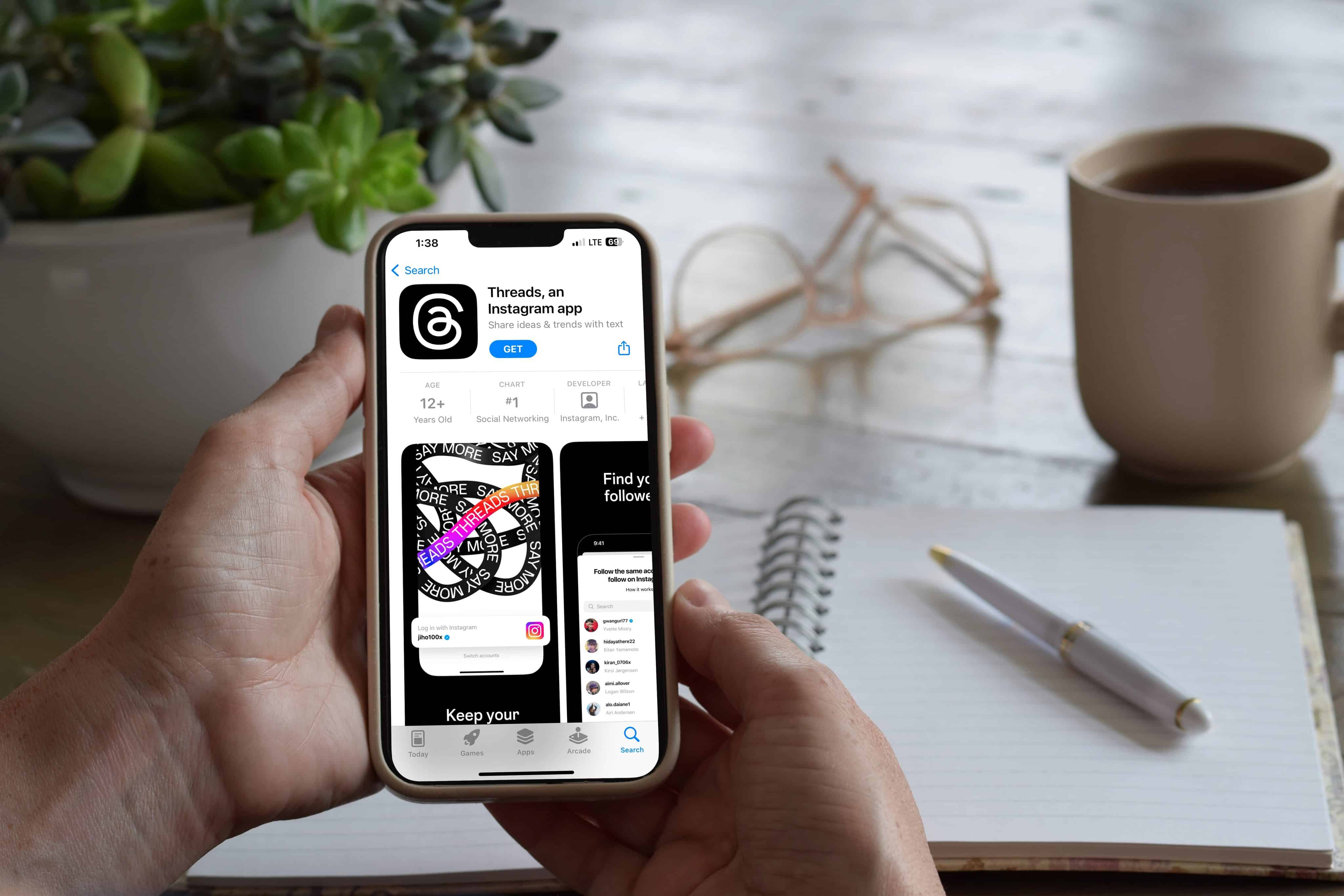 iPhone com a página do Threads na App Store aberta
