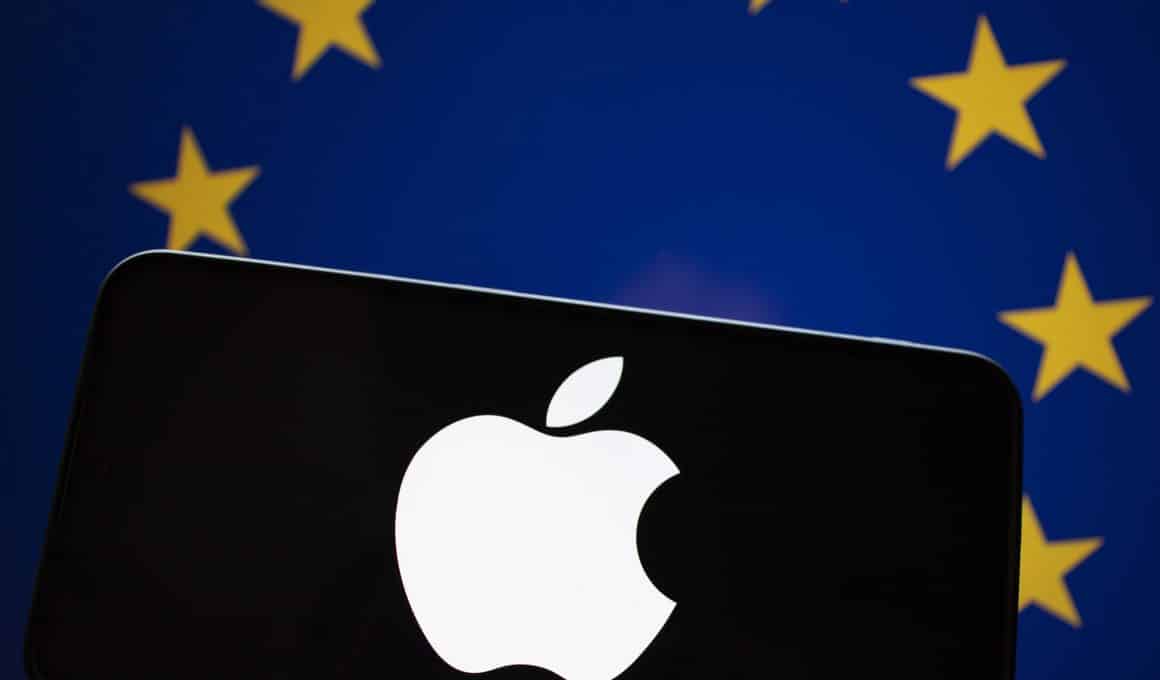 Logo da Apple sobre bandeira da União Europeia