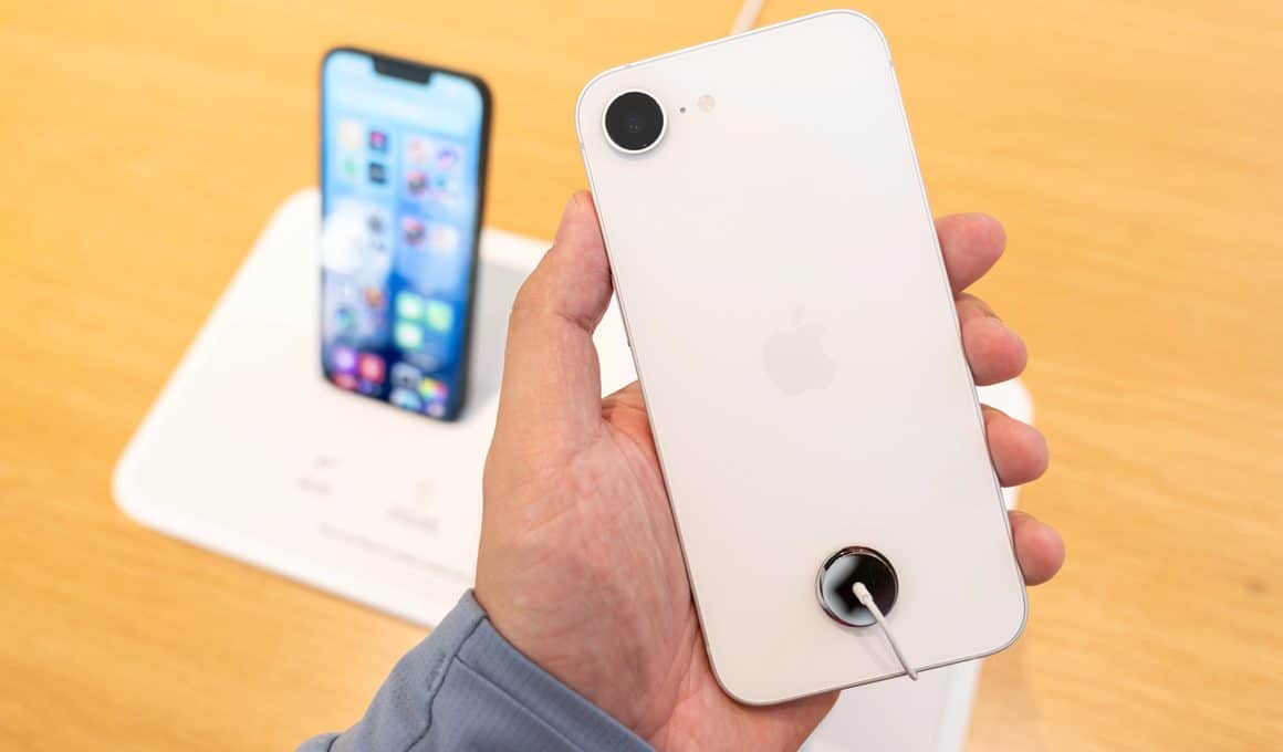 iPhone 16e